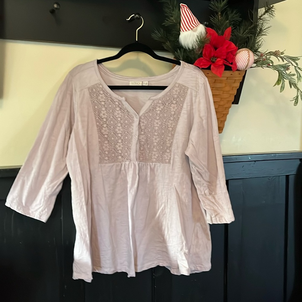 Logo Lori Goldstein 3/4 sleeve tan crocheted 1x top (tiny hole back)